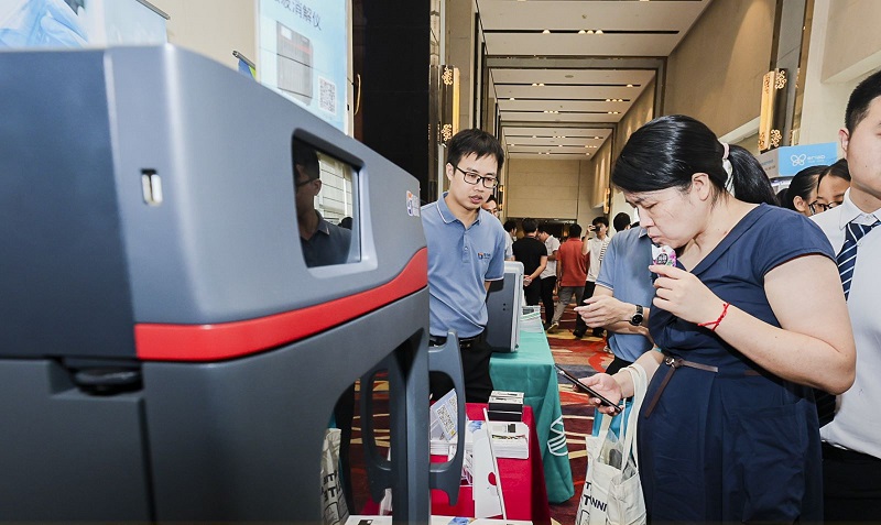 銷售總經(jīng)理為客戶展示商品，耐心答疑解惑