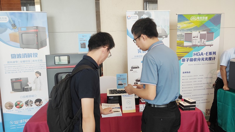 銷售總經(jīng)理為客戶展示商品，耐心答疑解惑