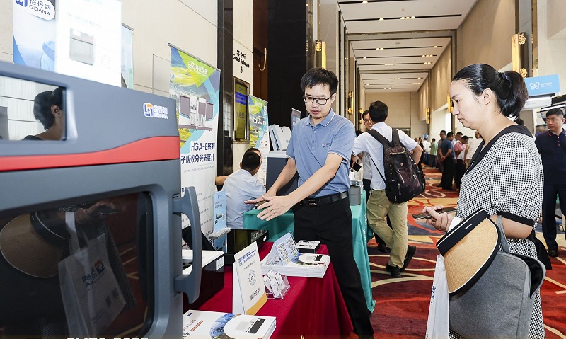 銷售總經(jīng)理為客戶展示商品，耐心答疑解惑