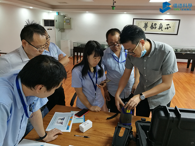 我司工程師現(xiàn)場(chǎng)介紹安裝手持式合金元素分析儀